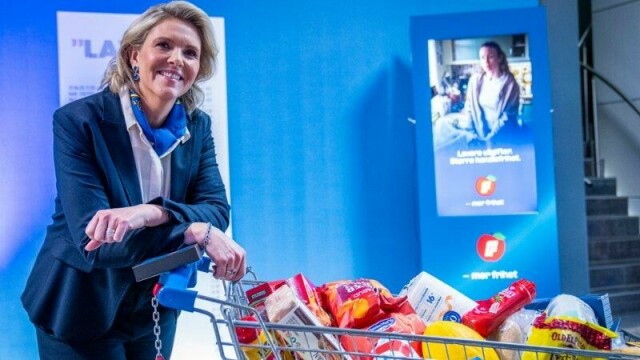 Frp-leder Sylvi Listhaug poserer med en handlevogn full av matvarer under partiets landsmøte. Hun er bekymret over hvor mye dyrere handlevognen har blitt.