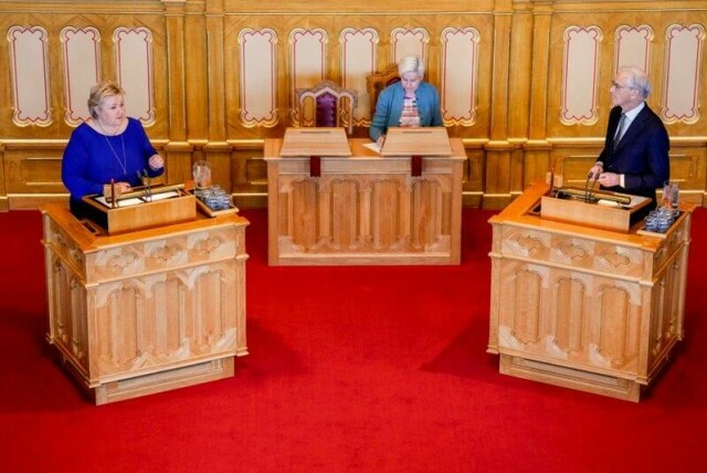 Arbeiderpartiet øker kraftig blant unge menn og har tatt velgere fra Høyre, ifølge måling fra Opinion. Her er statsminister og Ap-leder Jonas Gahr Støre og Høyre-leder Erna Solberg i Stortinget.