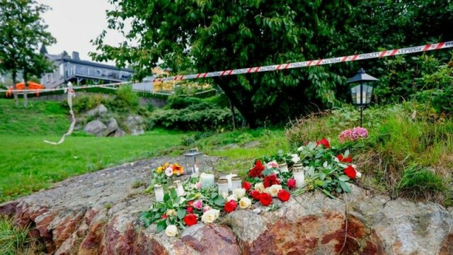 Blomster ved boligen i Vågsbygd der mor og datter ble funnet drept i 2023. Nå er drapene henlagt.