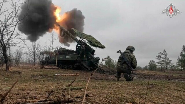 Samtidig fortsetter den blodige krigen langs fronten. Bildet viser russiske artillerister fyre løs mot ukrainske stillinger helt i slutten av mars.