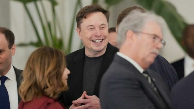 Elon Musk deltok på video under Qatars økonomiske forum tirsdag. Her avbildet under et besøk i Doha for en ukes tid siden.