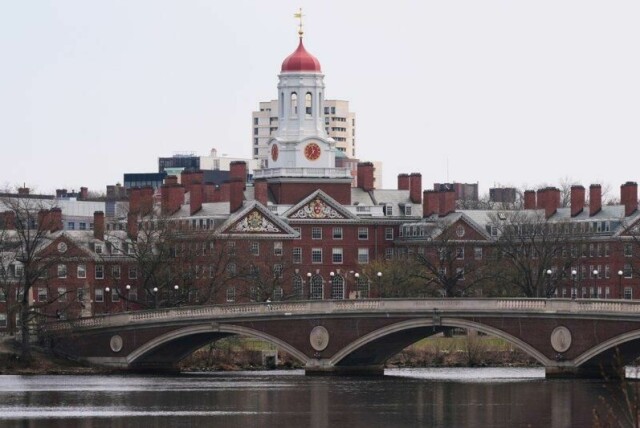 Harvard-universitetet trues med skattemessige konsekvenser.