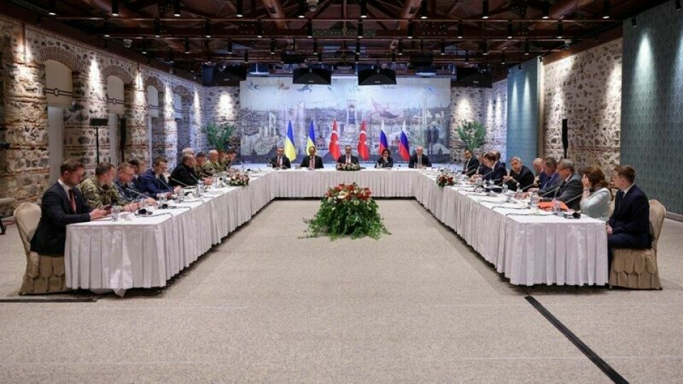 Delegasjoner fra Russland og Ukraina møttes til samtaler i Istanbul, med Tyrkias utenriksminister Hakan Fidan som møteleder i midten. Delegasjoner fra Russland og Ukraina møttes til samtaler i Istanbul, med Tyrkias utenriksminister Hakan Fidan som møteleder i midten. Foto: Murat Gok / Tyrkias utenriksdepartement / AP / NTB