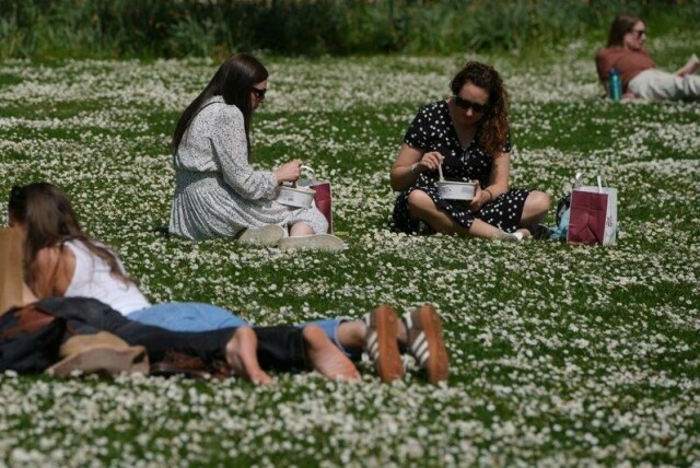 April måned ble den nest varmeste som er målt, ifølge EU-forskerne. Bildet er fra slutten av april og viser folk som koser seg utendørs vårvarmen i London.