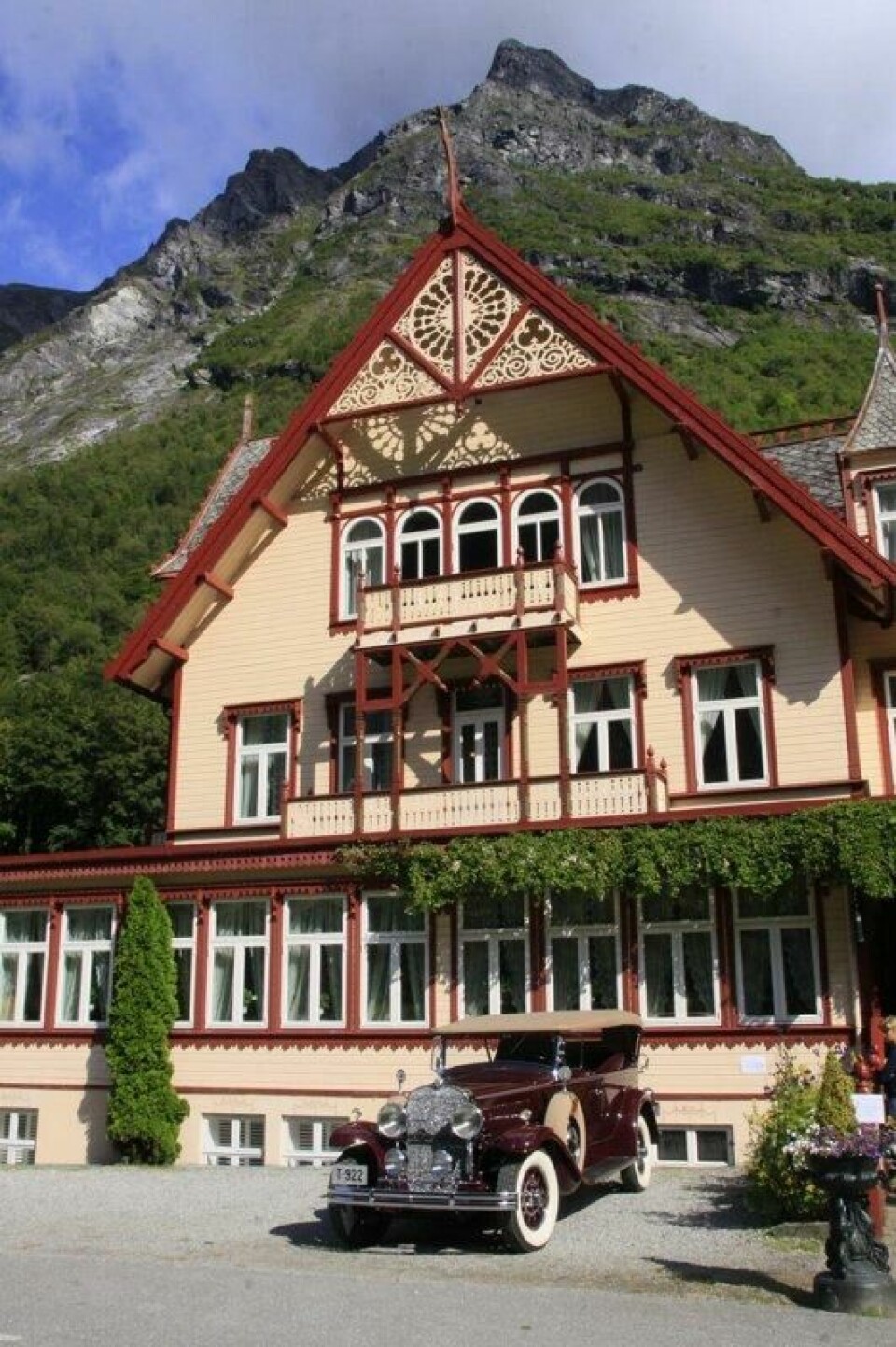 Selv LaSallen og selve hotellet blir små sammenlignet med Sunnmørsalpene som ligger som en kulisse for hotellet med Slogen kneisende rett bak. Selv LaSallen og selve hotellet blir små sammenlignet med Sunnmørsalpene som ligger som en kulisse for hotellet med Slogen kneisende rett bak. Foto: Ivar Engerud / Finansavisen