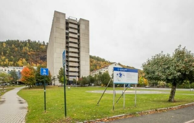 To personer har status som mistenkt etter at en baby døde etter å ha ligget flere dager på Drammen sykehus.