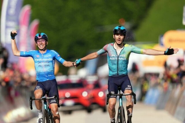De italienske lagkameratene Christian Scaroni (til h.) og Lorenzo Fortunato sykler sammen over mål etter å ha lagt konkurrentene bak seg på tirsdagens etappe i Giro d'Italia.