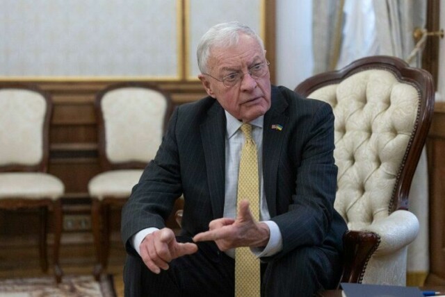 Ukraina-utsending Keith Kellogg, her under et besøk i Kyiv i februar.