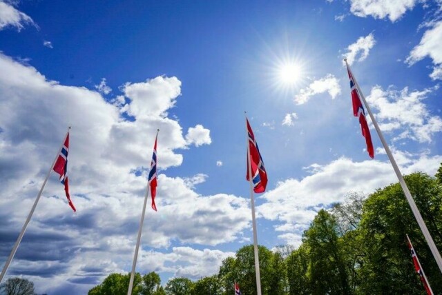 Norske flagg på Slottsplassen i Oslo på 17. mai for noen år tilbake. Foto
