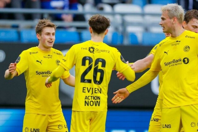 Bodø/Glimts Fredrik Sjøvold gratuleres etter 2-0-scoringen i Molde.