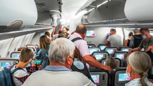 Lander du på en tyrkisk flyplass fremover, må du ikke reise deg fra setet før flyet har parkert. Det kan nemlig få visse konsekvenser.