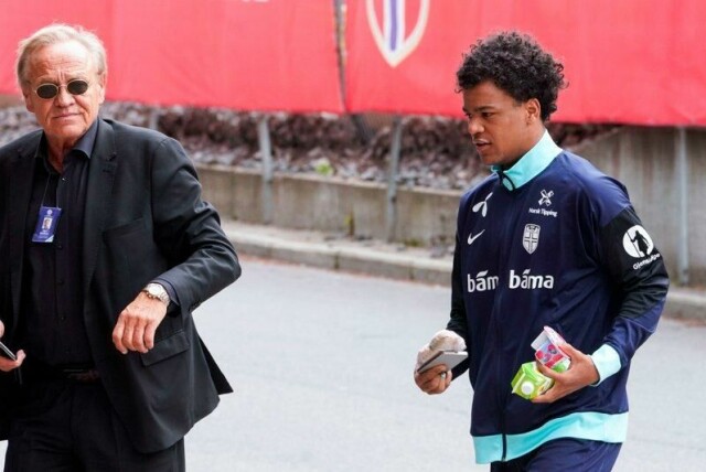 Oscar Bobb på vei inn på Ullevaal stadion. Norge møter Italia på Ullevaal stadion for VM-kvalifisering 6. juni.
