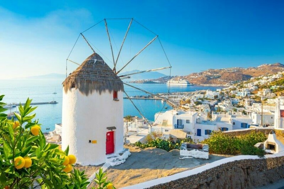 Mykonos er kjent for sin hvitkalkede arkitektur, ikoniske vindmøller og smale gater. Mykonos er kjent for sin hvitkalkede arkitektur, ikoniske vindmøller og smale gater. Foto: Shutterstock