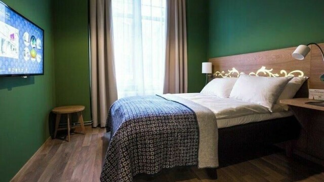 «Dobbeltrom – standard | Senger med overmadrass, safe på rommet og blendingsgardiner», er beskrivelsen av hotellrommet som koster 8065,- fra 4. til 5. juni.