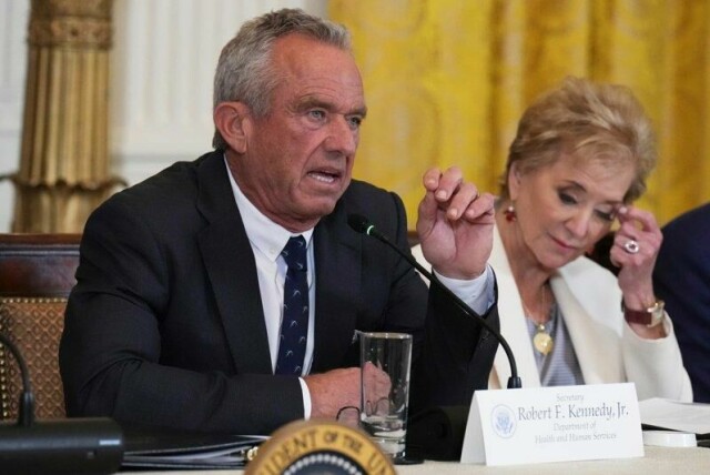 USAs helseminister Robert F. Kennedy (t.v.) har endret vaksineanbefalingene.