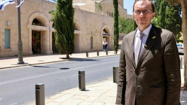 Utenriksminister Espen Barth Eide (Ap) utenfor King David hotell i Jerusalem tirsdag.