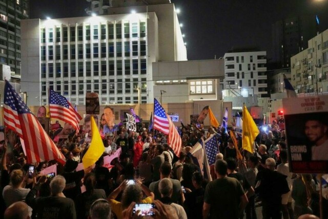 En demonstrasjon utenfor Tel Aviv-kontorene til USAs ambassade i Israel med krav om at de gjenværende gislene på Gazastripen må løslates.
