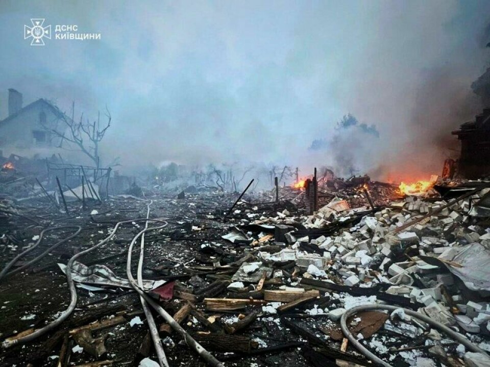 Ukrainsk redningspersonell har frigitt dette bildet tatt etter et russisk droneangrep. Ukrainsk redningspersonell har frigitt dette bildet tatt etter et russisk droneangrep. Foto: Ukrainsk redningstjeneste / AP / NTB