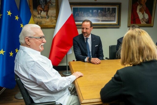 Kronprins Haakon er på offisielt besøk i Gdansk i Polen, hvor han blant annet møter tidligere president Lech Walesa.