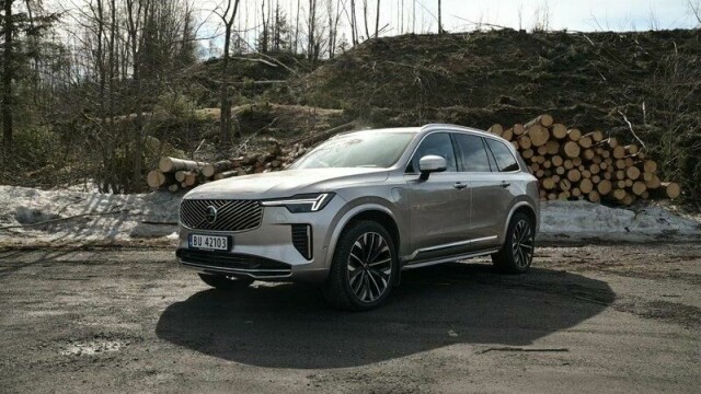 Hertz kjøper ikke bare inn elbiler. Også Volvo XC90 og XC60 skal leies ut – biler som kan lades opp, men som i alle hovedsak bruker bensin på langkjøring.