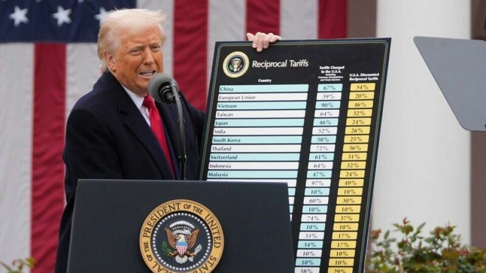 President Donald Trump viser fram en av plakatene som viser tollsatsene. President Donald Trump viser fram en av plakatene som viser tollsatsene. Foto: Mark Schiefelbein / AP / NTB