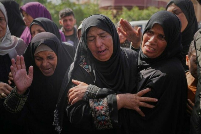 Palestinere sørger over Reem Al-Akhras som ble drept da hun forsøkte å ta seg fram til et senter for utdeling av mat sør på Gazastripen tirsdag.