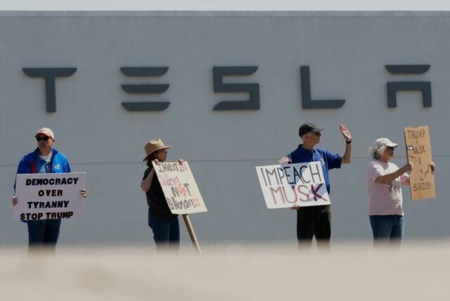 Tesla har blitt mål for demonstrasjoner og hærverk i forbindelse med Elon Musks jobb som sløserijeger for Donald Trump. I første kvartal fikk elbilprodusenten betydelig laver overskudd og musk sier han skal trappe ned jobben for Trump og konsentrere seg om å lede Tesla.