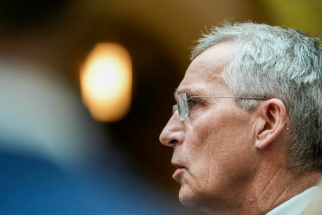 Finansminister Jens Stoltenberg (Ap) mener investeringene i oljefondet ikke bidrar til brudd på folkeretten.