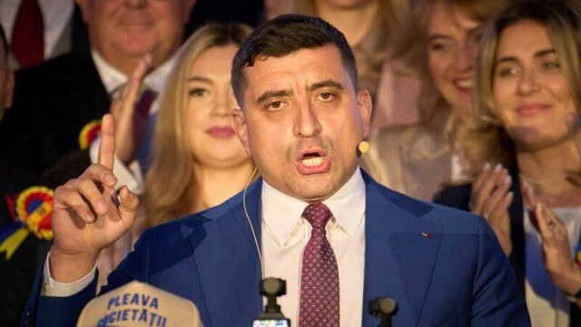 George Simion tapte presidentvalget i Romania søndag. Nå ber han om at forfatningsdomstolen igjen annullerer valget på grunn av påvirkning utenfra.