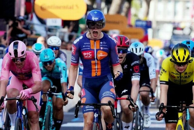 Casper van Uden jubler etter å ha vunnet spurten på tirsdagens etappe i Giro d'Italia foran to nederlandske landsmenn.