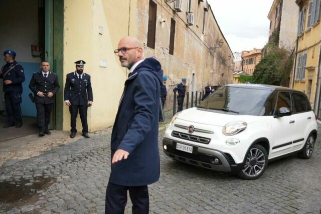 En bil med pave Frans på vei inn til fengselet Regina Coeli for et tradisjonelt møte med innsatte på skjærtorsdag.