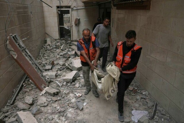 84 mennesker er ifølge palestinske helsemyndigheter drept i Gaza de siste 24 timene. Her blir ett av ofrene hentet ut av en bombet bygning i Gaza by torsdag.