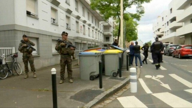 Bevæpnede styrker ble plassert ut ved skolen i Nantes etter angrepet.