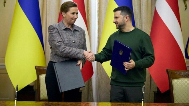 Danmarks statsminister Mette Frederiksen møtte president Volodymyr Zelenskyj i den ukrainske byen Lviv i februar i fjor. Nå kan danske soldater bli sendt på kurs i Lviv-regionen.