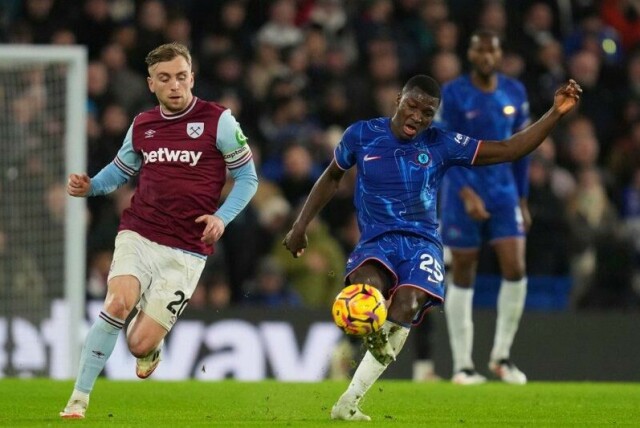 West Ham-profilen Jarrod Bowen (t.v.) i duell med Chelseas Moisés Caicedo.