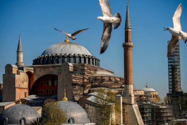 Stillaser er montert på Hagia Sofia. Nå skal kuppelen på det historiske bygget sikres mot fremtidige jordskjelv.
