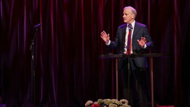Statsminister Jonas Gahr Støre (Ap) sparket 1. maifeiringen i gang med å besøke Indre Østfold Arbeiderparti sitt frokostarrangement i Askim Kulturhus.