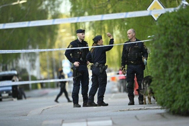 Politi med sporhund søker på åstedet i Uppsala etter at tre personer ble skutt og drept tirsdag.