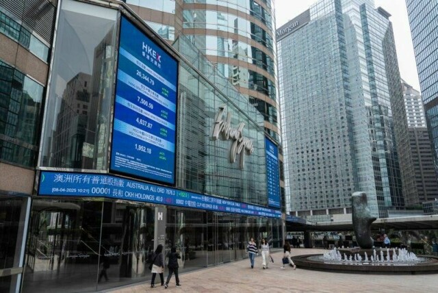 Hongkong-børsen åpnet i pluss mandag etter at USA og Kina meldte om framgang i helgens handelssamtaler. Det er ventet at detaljene fra samtalene blir lagt fram mandag. Illustrasjonsfoto: Chan Long Hei / AP / NTB