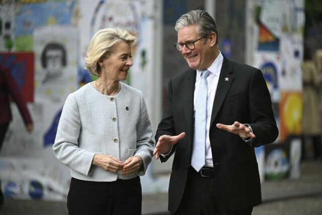 EU-kommisjonens leder Ursula von der Leyen (til venstre) er blant lederne som er ventet til toppmøte med Keir Starmer i London. Starmers kontor varsler en ny samarbeidsavtale med EU, drøyt fem år etter at britene forlot unionen. Arkivfoto: Leon Neal / AP / NTB