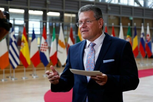 EUs handelssjef Maros Sefcovic sier at de vil jobbe for å få på plass en tollavtale med USA.