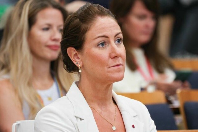 Arbeids- og inkluderingsminister Tonje Brenna sier at regjeringen vurderer innføring av utreiseforbud i saker der det er mistanke om at et barn kan bli utsatt for et ufrivillig utenlandsopphold.