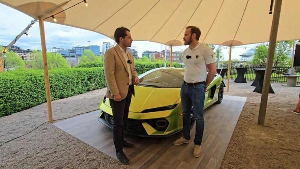 Nye Lamborghini Temerario, her med salgssjef Carl Henrik Unelsrød. Nye Lamborghini Temerario, her med salgssjef Carl Henrik Unelsrød. Foto: Michael Groth / Finansavisen