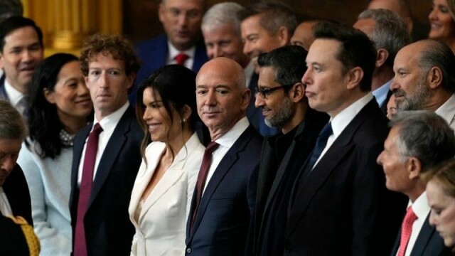 Big Tech har brukt omkring 4 milliarder norske kroner på å påvirke valget i 2024. Halvparten av summen sto Musk for. Minst like bekymringsfylt er det at milliardærene tilpasser seg de autoritære strømningene. Både Jeff Bezos og Mark Zuckerberg har tilpasset seg Trumps ønsker og ble belønnet med seter på første rad under Trumps innsettelse i januar, skriver Eirik Løkke.