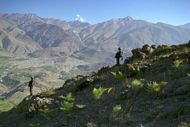 Indiske soldater står vakt på Lamochan-fjellet med utsikt over bosetningen Drass i Kargil-distriktet 25. juli 2024. India markerer 26. juli 25 år siden den siste store væpnede konflikten med erkerivalen Pakistan, et slag i høyden i Himalaya-fjellene som kort tid så ut til å eskalere til atomkrig.