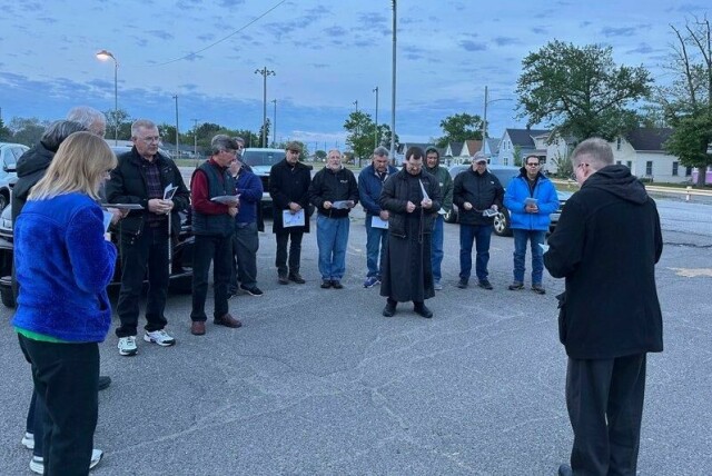 Den katolske presten Richard Holy leder bønn utenfor fengselet.