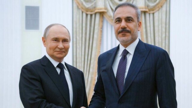 Tyrkia utenriksminister Hakan Fidan møtte Vladimir Putin tidligere i uka. Nå vil han samle Putin, Donald Trump og Volodymyr Zelenskyj i Tyrkia.