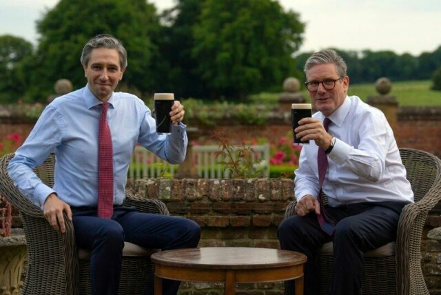 Keir Starmer (til høyre) serverte Guinness da han tok imot Irlands daværende statsminister Simon Harris på den britiske statsministerens offisielle landsted i fjor sommer. Denne våren får alle briter mulighet til å drikke det de måtte ønske på puben to timer lenger enn vanlig når årsdagen for freden etter andre verdenskrig skal markeres 8. mai. Arkivfoto: Carl Court / AP / NTB