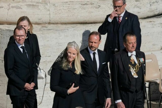 Kronprinsesse Mette-Marit med svart slør, kronprins Haakon og utenriksminister Espen Barth Eide ankom sammen.