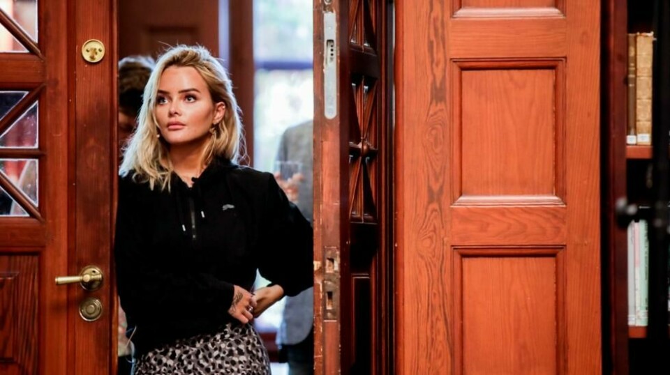 Sophie Elise har postet mer enn et titalls annonseinnlegg på sin Insta-story bare i løpet av to dager denne uken. Det mener NRKs klubbleder harmonerer dårlig med NRKs egne etikkregler.